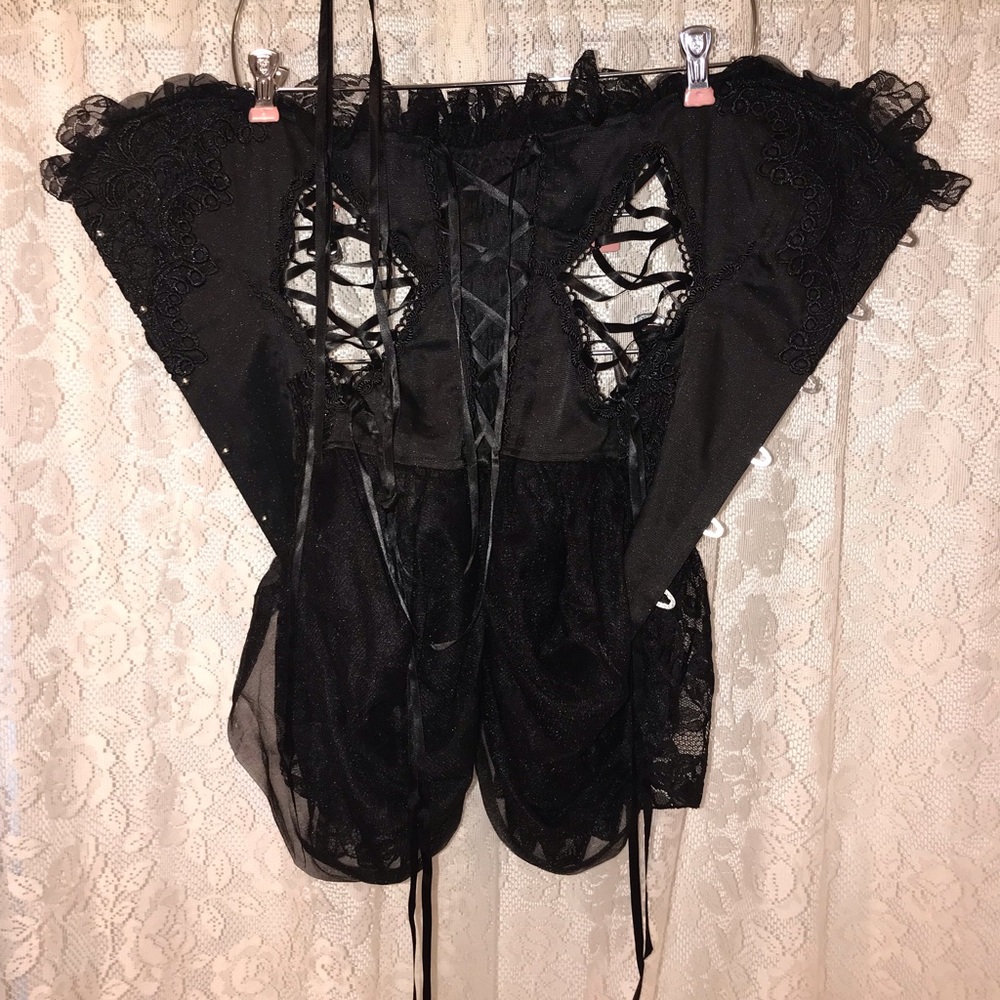 Gorgeous black corset & skirt.